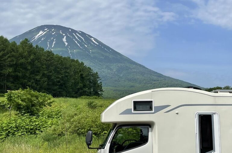 キャンピングカー用エアコンの室外機の横置き対応ガイド！設置方法と注意点も